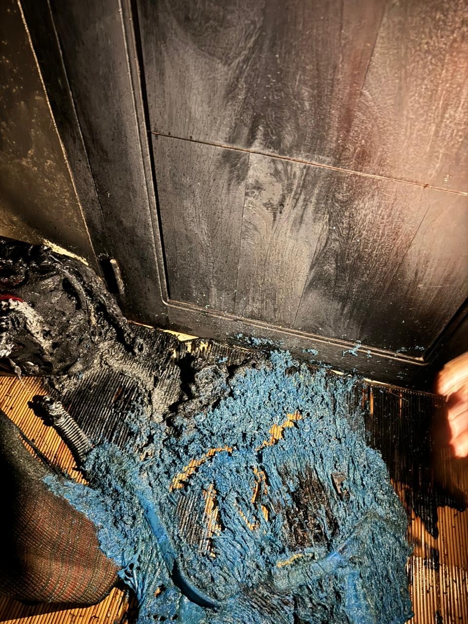 TERBAKAR : Upaya pembakaran yang diduga dilakukan OTK di rumah Goda Tohan, Selasa (2/9) dini hari.