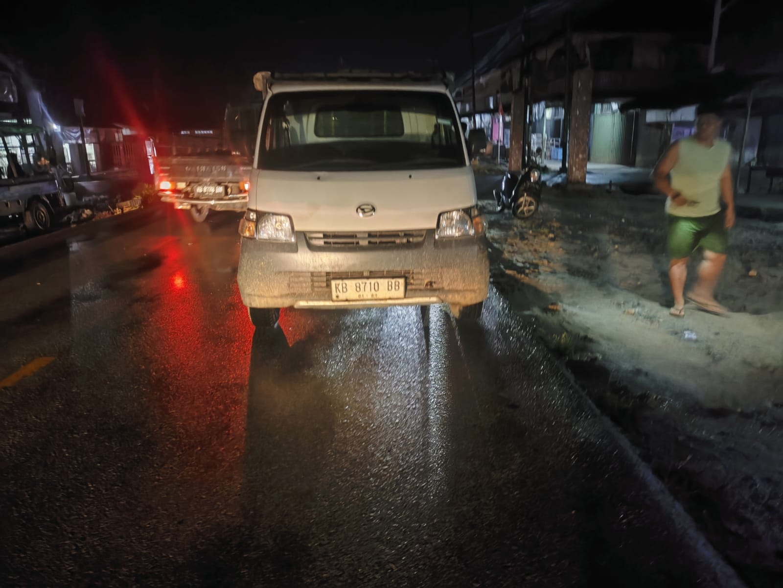 DIAMANKAN : Kendaraan pick up yang terlibat dalam peristiwa kecelakkan diamankan oleh Anggota Polsek Mandor.