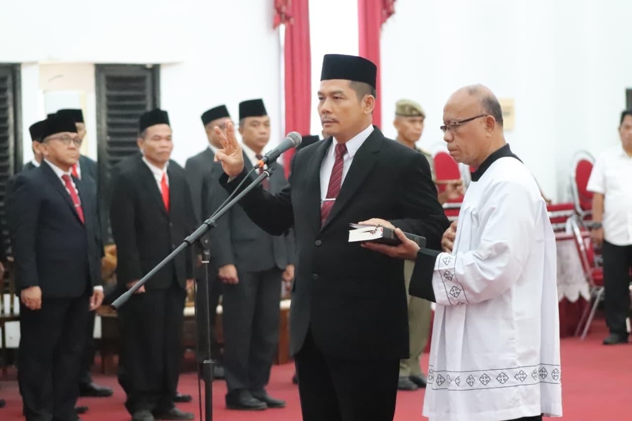 LANTIK : Heri Adiwijaya diambil sumpahnya dalam pelantikannya sebagai Sekretaris Daerah (Sekda) Kabupaten Landak, di kantor Bupati Landak oleh Bupati Landak Karolin Margret Natasa.