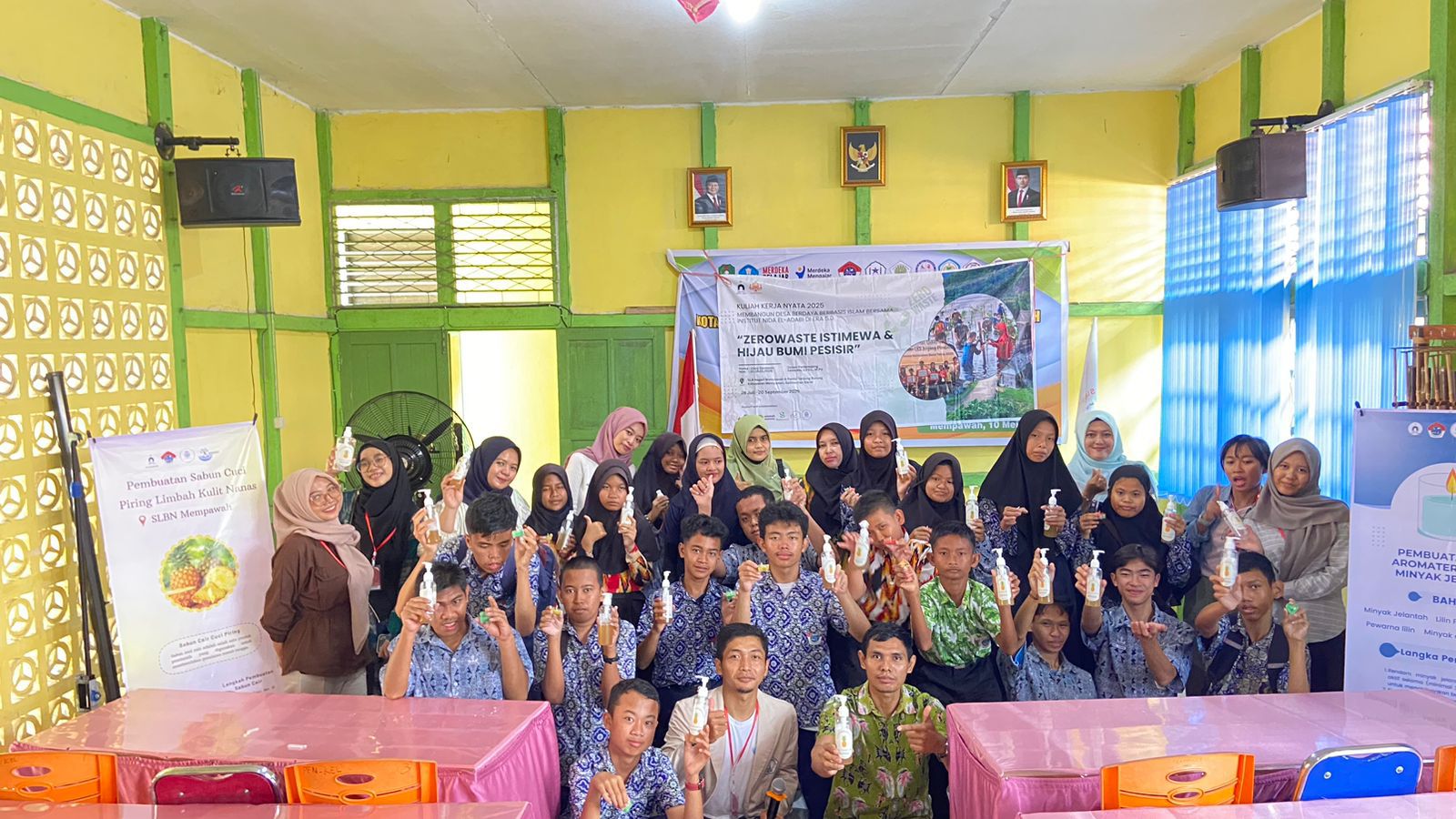 Siswa SLB Negeri Mempawah bersama mahasiswa KKN Nida El-Adabi Bogor menunjukkan sabun cuci piring dari limbah kulit nanas hasil pelatihan.