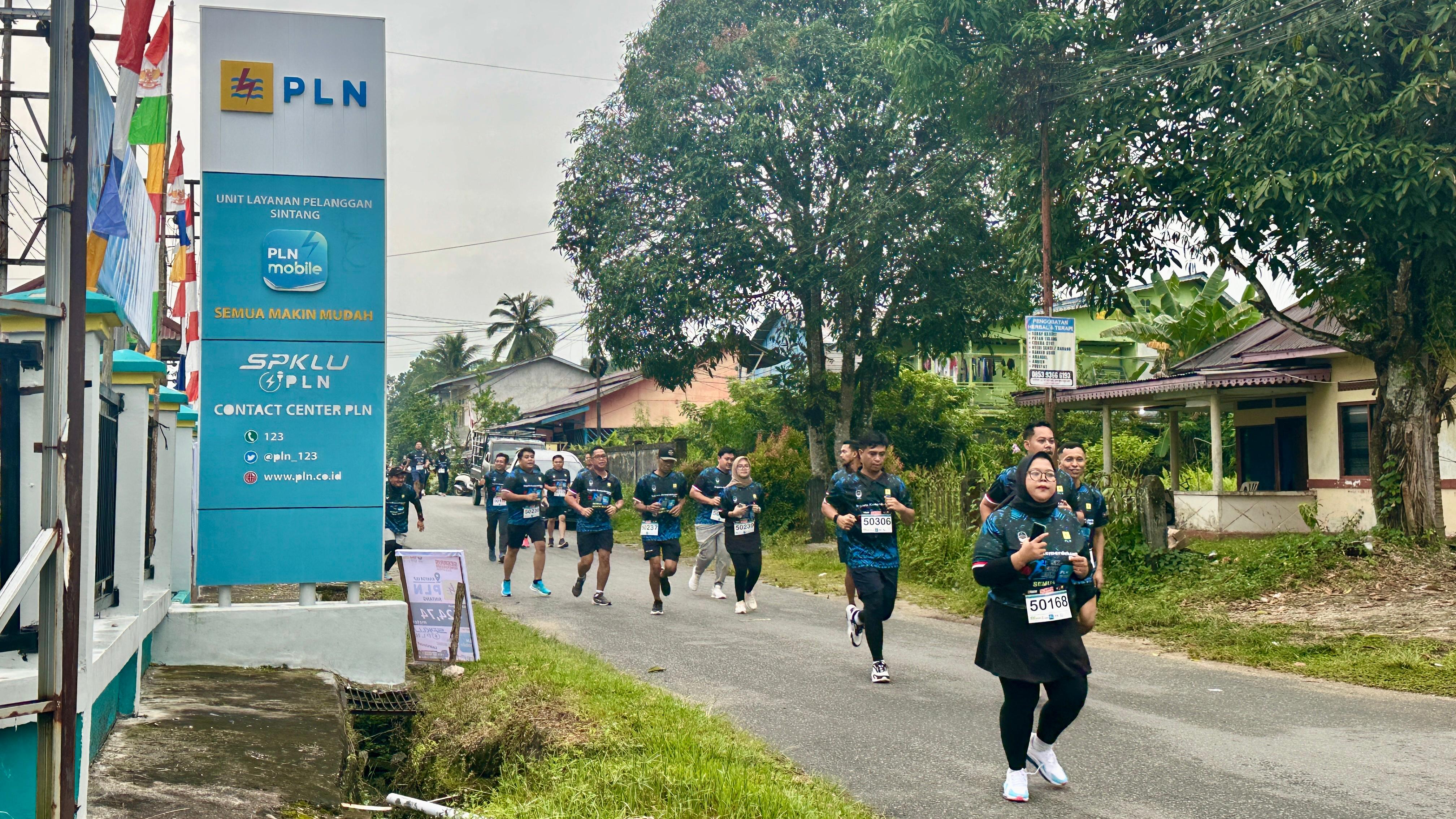 Peserta Segaris Kemerdekaan #3 Fun Run 5K, melewati rute di depan Kantor PLN ULP Sintang, semangat dan antusias masyarakat terlihat sekali pada kegiatan ini.