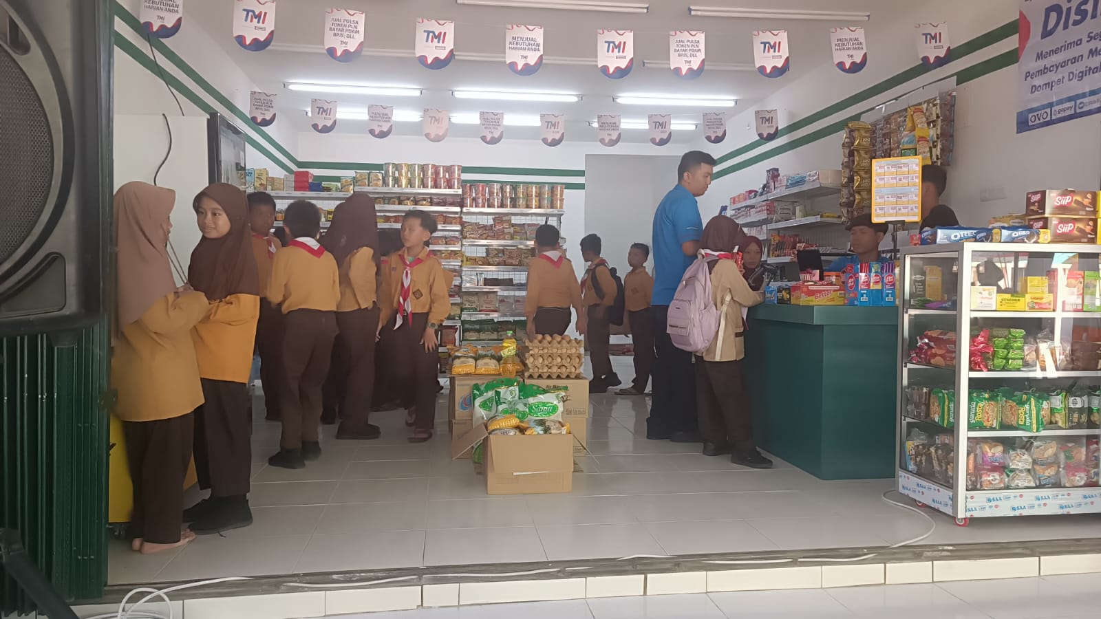 Anak-anak sekolah berbelanja di I.M Mart, minimarket masjid yang menjadi pusat ekonomi jamaah.