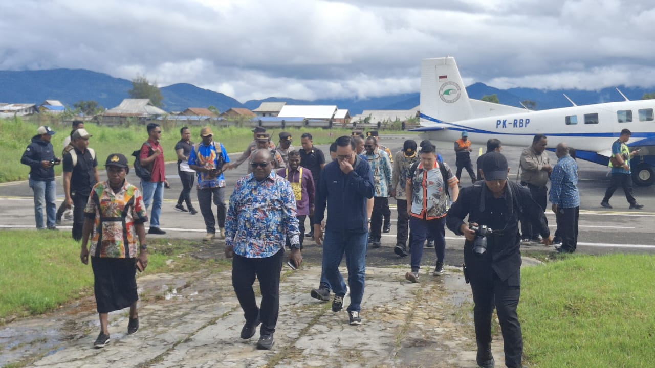 Danpos Korpasgat Enarotali bersama Forkopimda menyambut kedatangan Gubernur Papua Tengah di Bandara Enarotali, Jumat (5/9/2025).