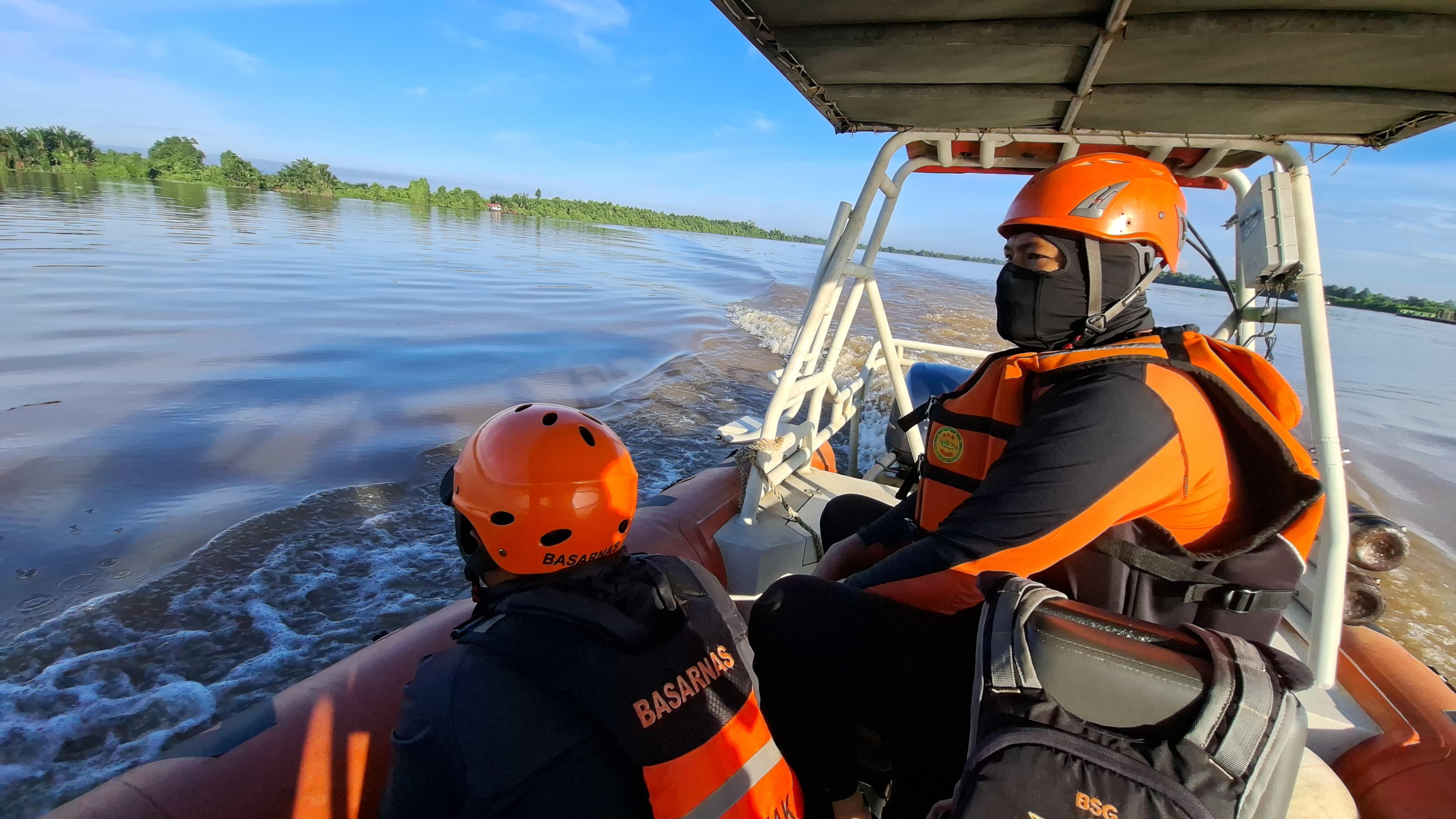 Tim SAR gabungan menyisir Sungai Kapuas mencari kru kapal TB Kapuas Bahari 15 yang hilang terseret arus.