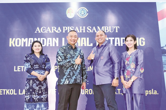 MENGABDI : Bupati Ketapang, Alexander Wilyo, melepas Letkol Laut (P) Ivan Halim, S.H., M.Tr. Opsla yang telah mengabdi di Ketapang, Kamis (4/9) malam.