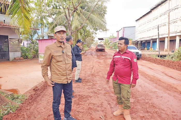 TINJAU: Ketua DPRD Ketapang, Achmad Sholeh, meninjau pengerjaan ruas Jalan Pesaguan-Kendawangan, Rabu (3/9) lalu.