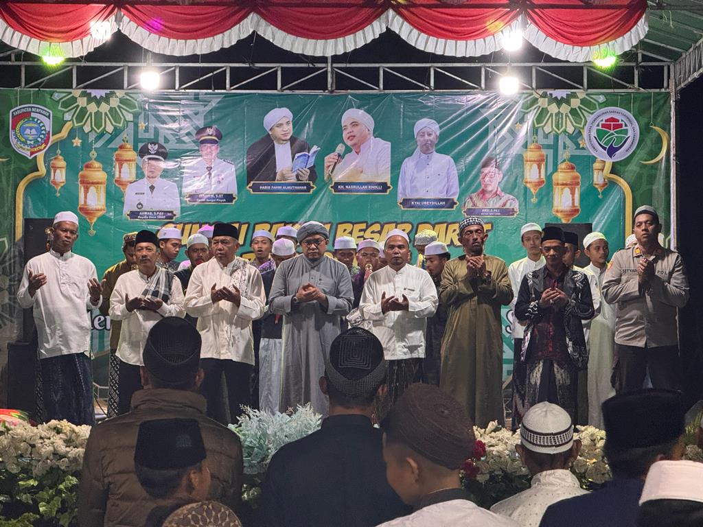 HADIR: Wabup Juli Suryadi saat menghadiri acara Sungai Bakau Besar Darat Bersholawat.