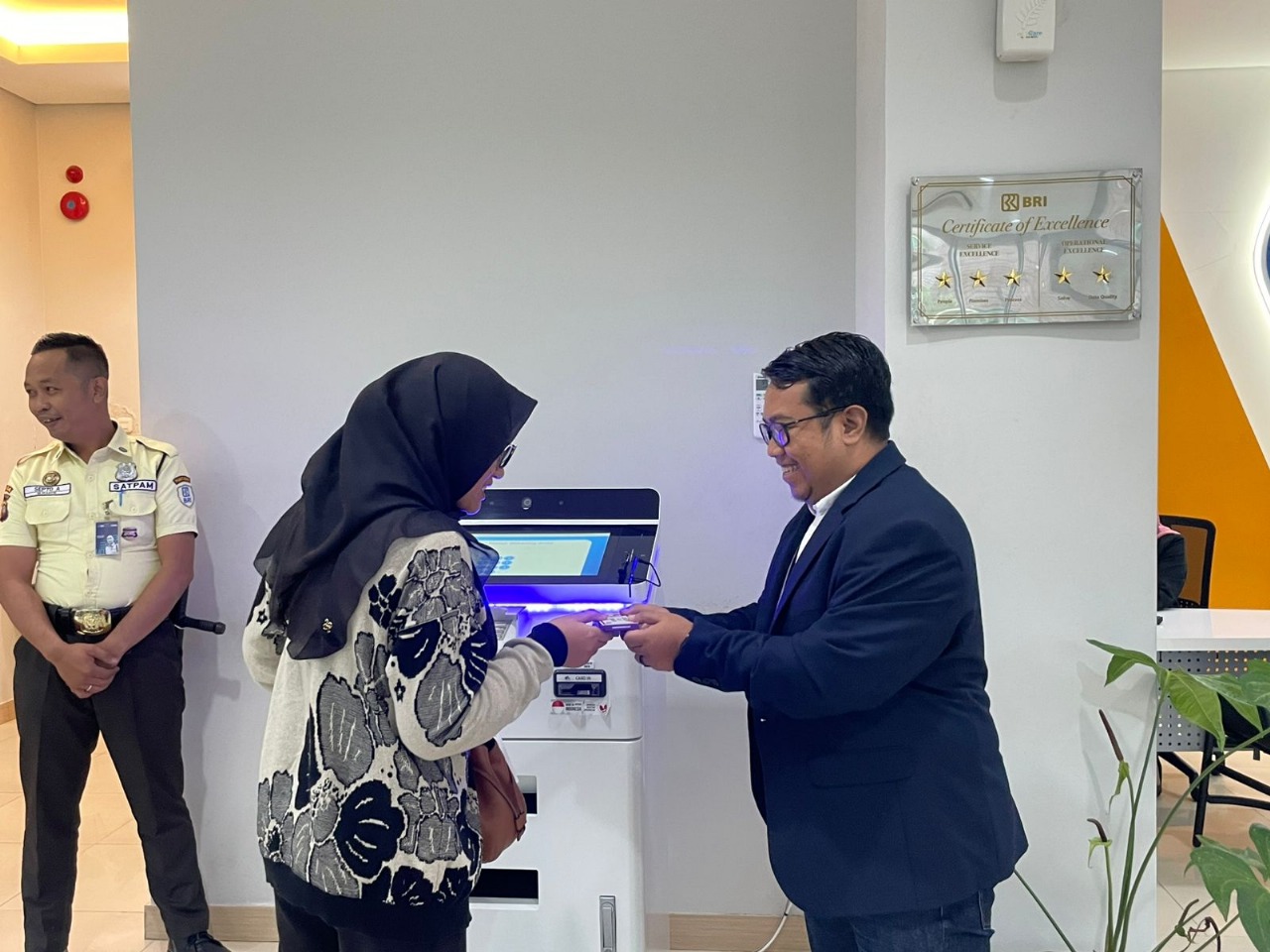 BRI BO Pontinak menyapa nasabah yang datang dan berikan cokelat pada Hari Pelanggan Nasional sebagai bentuk terima kasih dan apresiasi ke nasabah yang telah mempercayakpada seluruh transaksi keuangan.