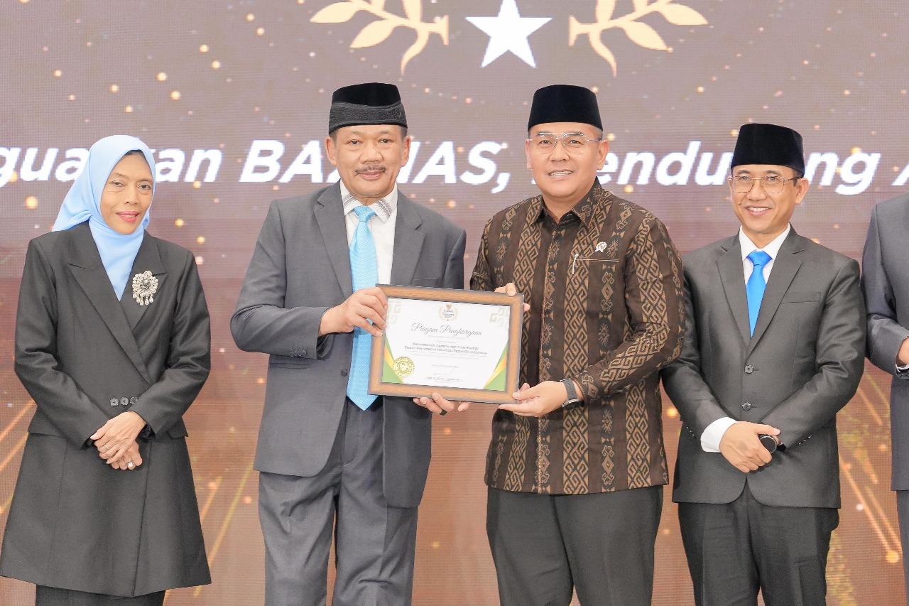 Ossy Dermawan, menerima penghargaan kategori Pejabat Pendukung Zakat Sejahterakan Umat dalam acara Baznas Award 2025.