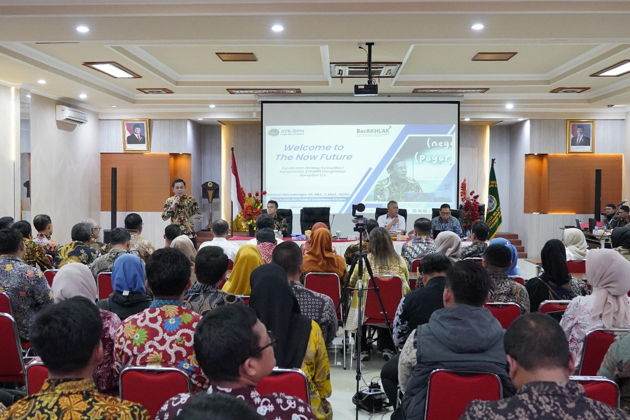 Harison Mocodompis saat menjadi narasumber dalam Sosialisasi Manajemen Pengelolaan Pengaduan di lingkungan Kantor Wilayah (Kanwil) BPN Provinsi Jawa Barat.