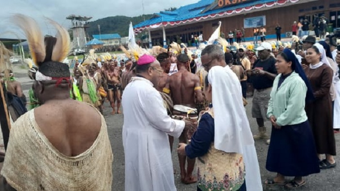 Uskup Jayapura disambut hangat dengan tarian adat saat tiba di Bandara Oksibil, Pegunungan Bintang.