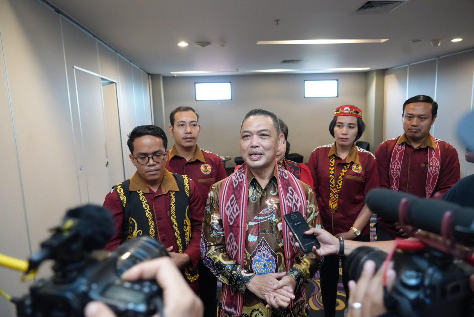 KONSOLIDASI: Gubernur Ria Norsan saat menghadiri diskusi konsolidasi kebangsaan pemuda Dayak Kalbar di Kota Pontianak.
