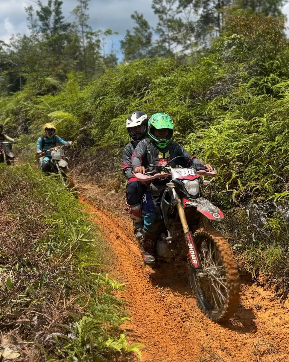 Riders Honda CRF menaklukkan jalur ekstrem Bukit Kelam dalam perayaan HUT RI ke-80.