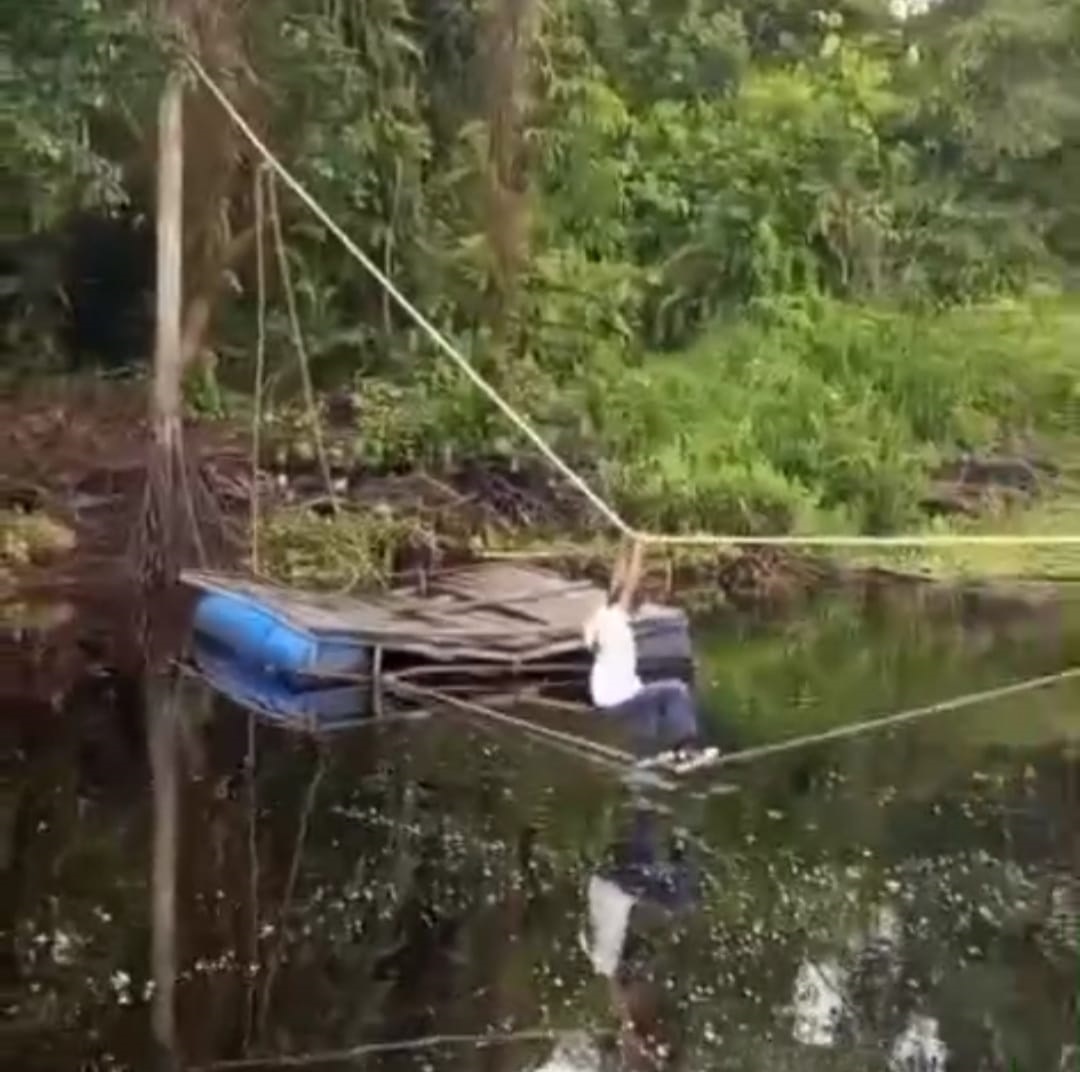 Seorang pelajar di Segedong nekat menyeberangi sungai dengan jembatan tali demi bisa berangkat ke sekolah.