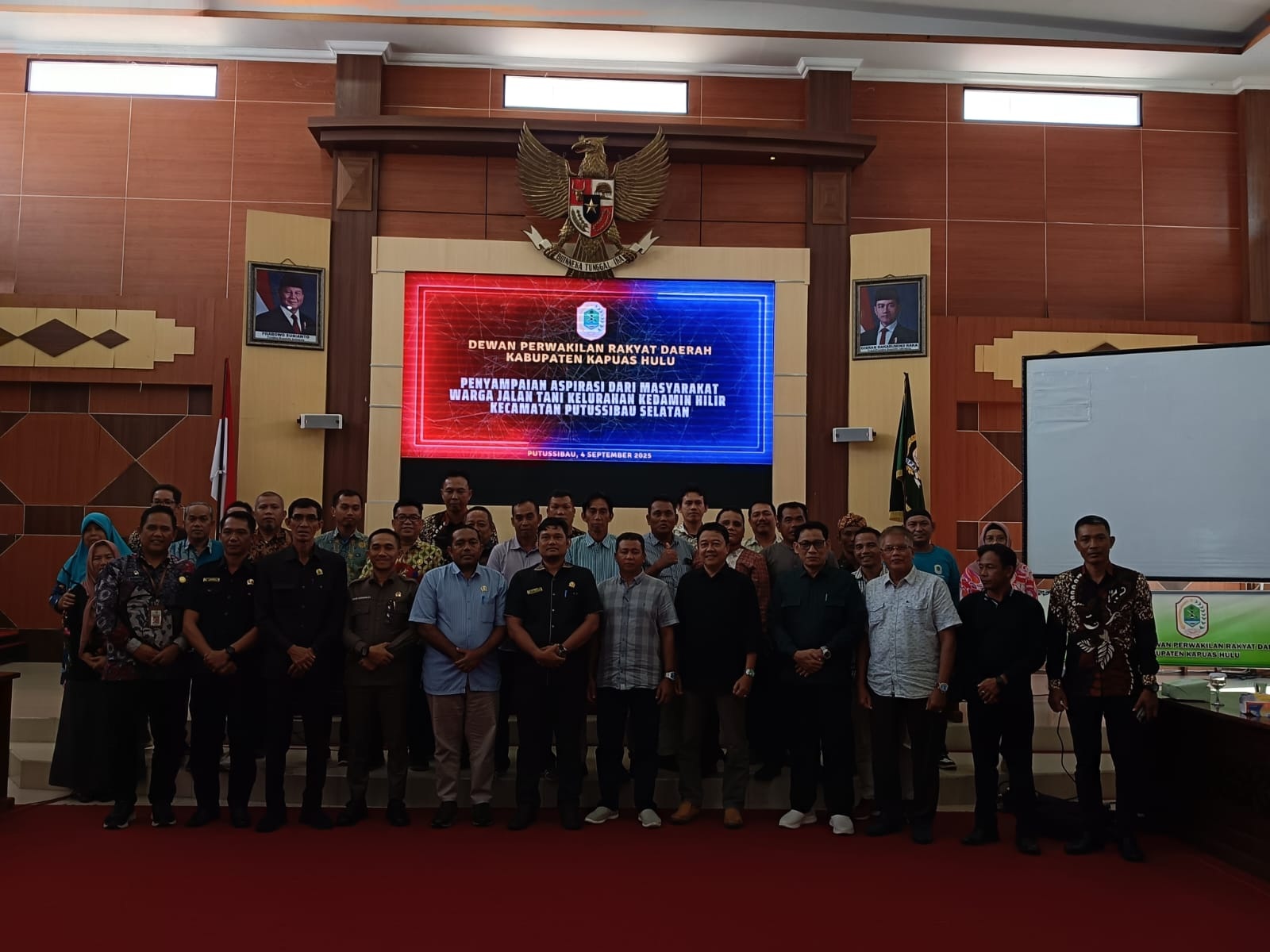 Masyarakat Jalan Tani Kedamin Hilir saat bersama anggota DPRD Kapuas Hulu.