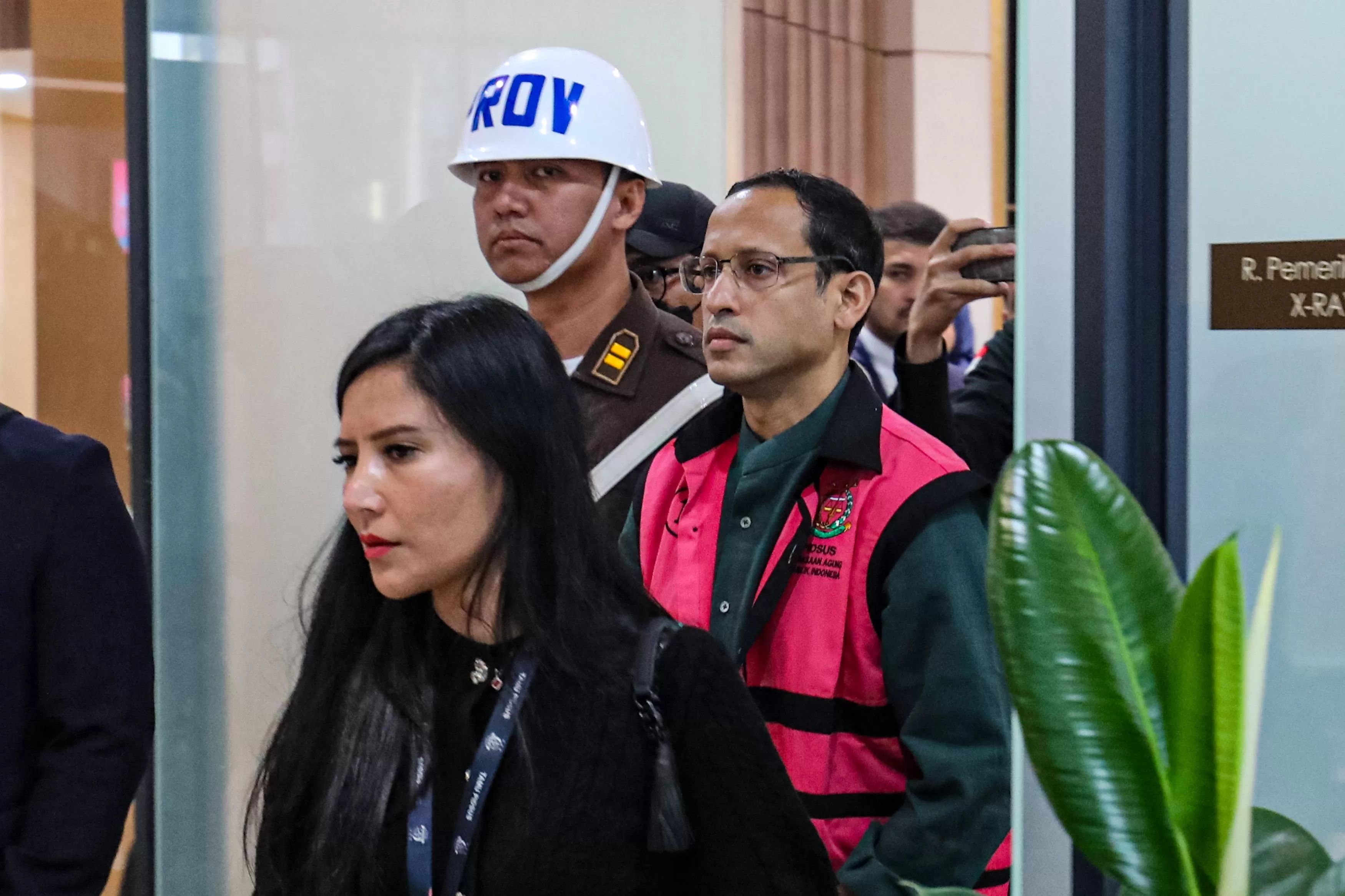 Eks Mendikbud Ristek Nadiem Makarim mengenakan pakaian tahanan usai diperiksa dan ditetapkan sebagai tersangka oleh penyidik Kejaksaan Agung pada Kamis (4/9).