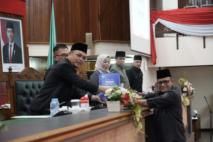 TERIMA: Gubernur Kalimantan Barat, Ria Norsan saat menerima dokumen pandangan fraksi dalam rapat paripurna di Balairung Sari DPRD Kalbar, Kamis (4/9).