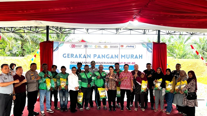 BANTUAN: Wali Kota Singkawang Tjhai Chui Mie bersama Brimob menyerahkan paket beras murah kepada warga, Kamis (4/9).