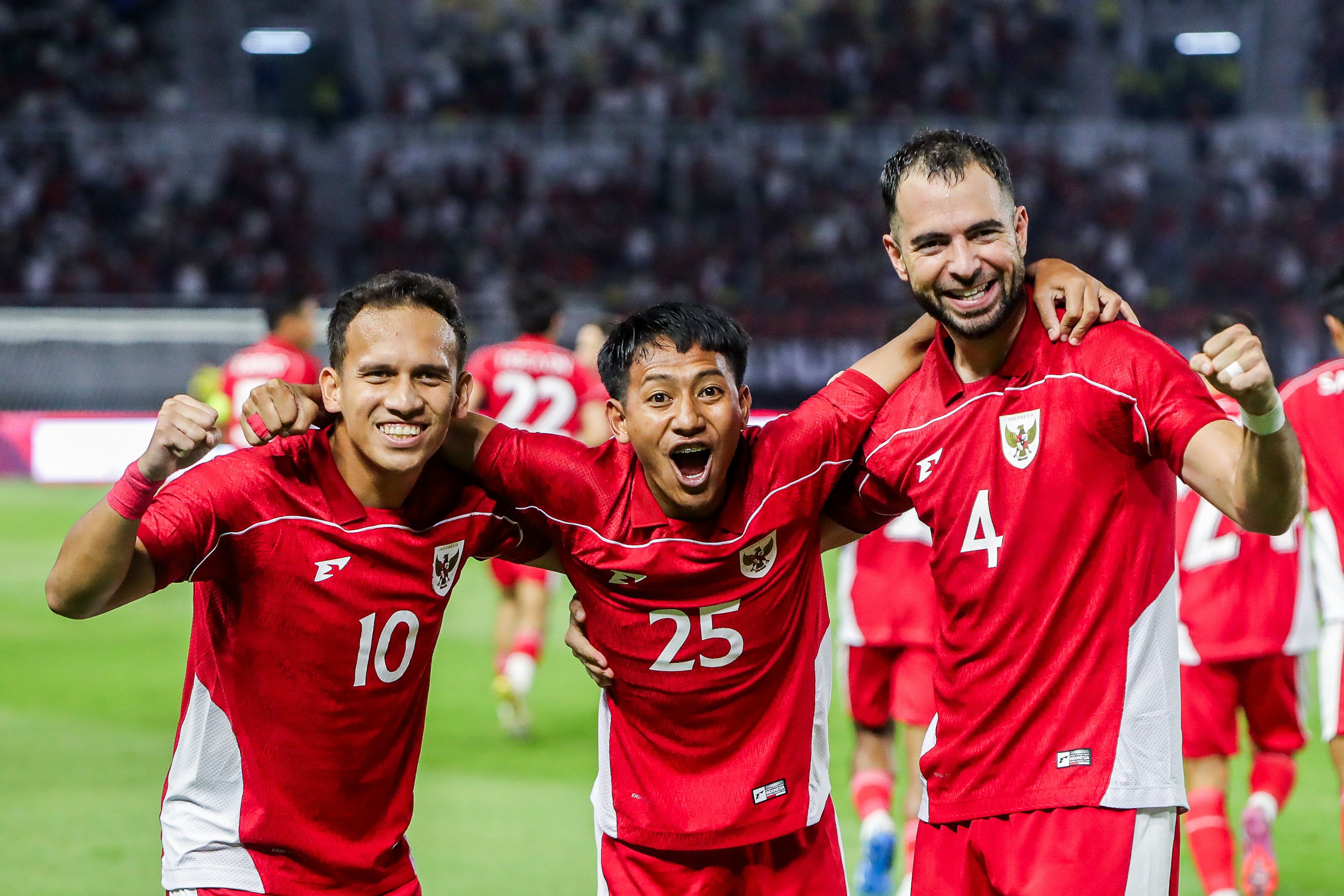 Sejumlah Pemain Timnas Indonesia melakukan selebrasi usai menjebol gawang Chinase Taipei dalam International Friendly Match di Stadion Gelora Bung Tomo, Surabaya, kemarin (5/9).