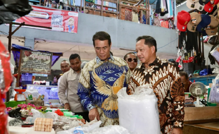 Mendagri Tito Karnavian (kanan) mengklaim inflasi pangan nasional mengalami tren penurunan. (Instagram/titokarnavian)