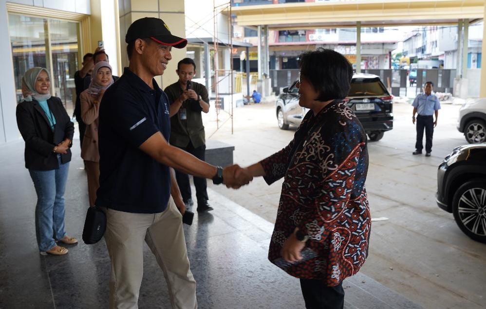 GM Novotel Pontianak, Rispugi Listanto, menyambut langsung GM PLN UID Kalbar, Maria G.I. Gunawan, bersama rombongan di Hall Novotel Pontianak.