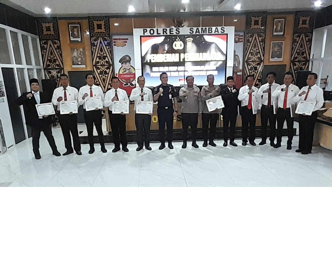 PENGHARGAAN: Kepala Stasiun PSDKP menyerahkan penghargaan ke Polres Sambas
