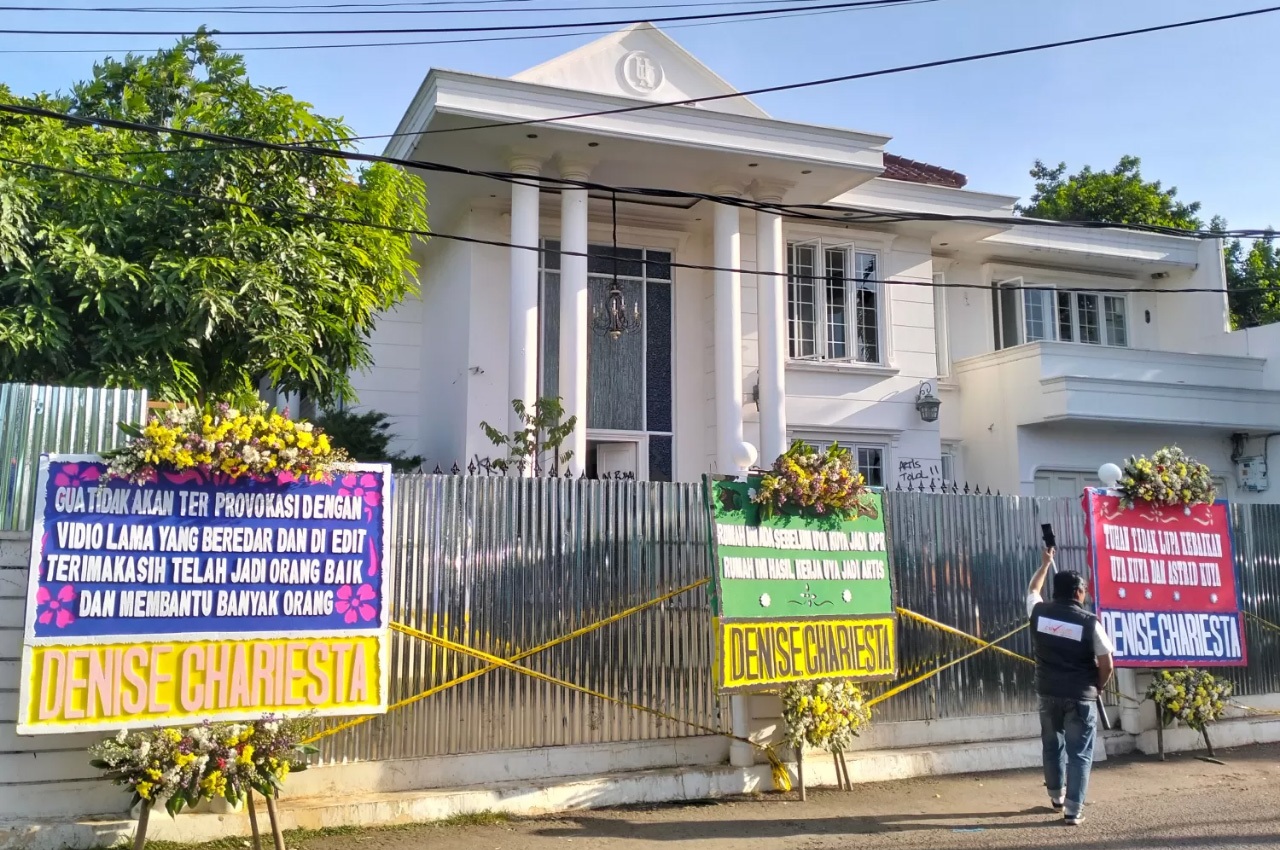 LENGANG: Kondisi rumah Anggota DPR Surya Utama alias Uya Kuya yang lenang usai dijarah sejumlah massa.