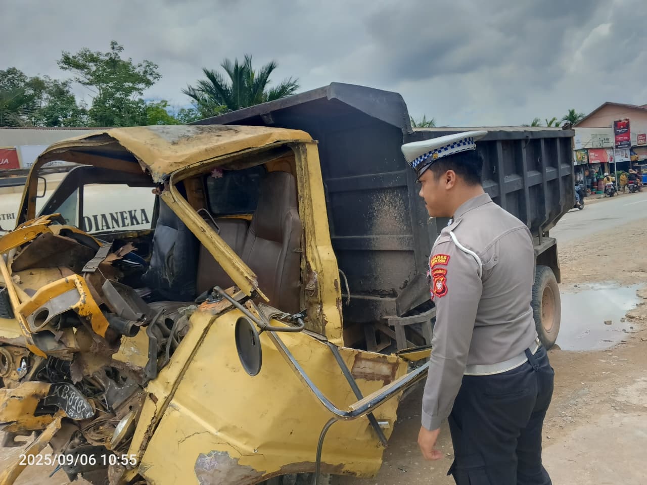 RINGSEK: Kondisi dump truck dan mobil boks usai tabrakan di Jalan Trans Kalimantan, Desa Kuala Ambawang, Sungai Ambawang.