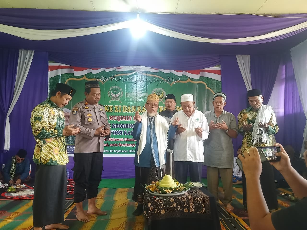 BERDOA: Suasana khidmat peringatan Harlah ke-11 PKW Jami&rsquo;yatul Muqimin Miftahulhuda Al-Musri di Desa Sidas, Landak.