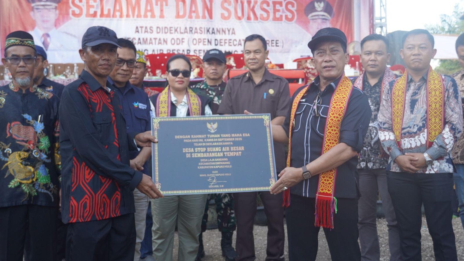 DEKLARASI ODF: Wakil Bupati Kapuas Hulu Sukardi bersama masyarakat saat deklarasi Kecamatan Empanang sebagai wilayah bebas buang air besar sembarangan (ODF).