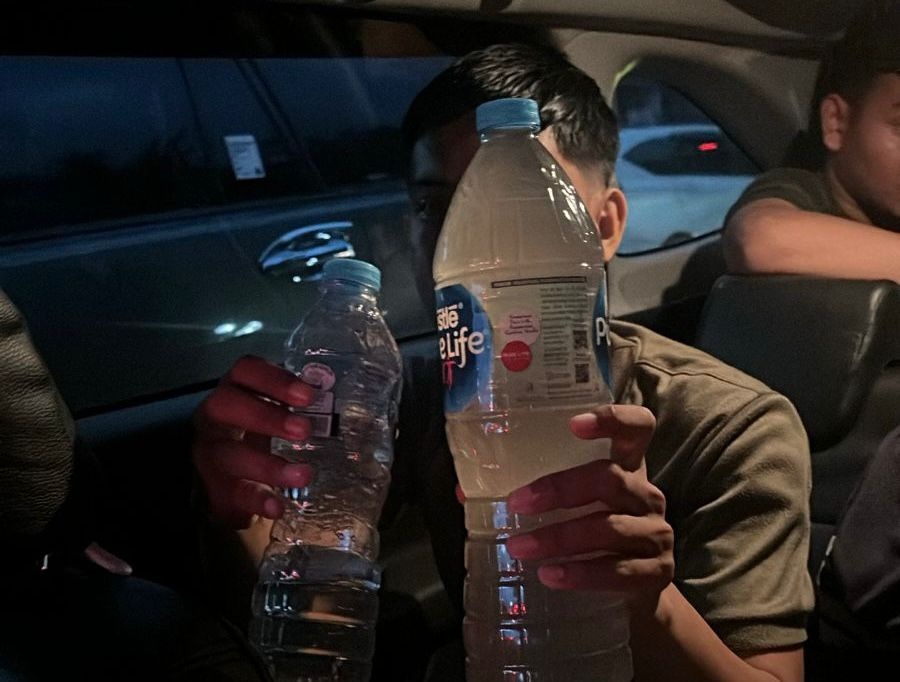 BOTOL AIR SABUN: Anggota Satpol PP Kota Pontianak memperlihatkan botol berisi air sabun yang digunakan oleh gepeng di persimpangan lampu merah.