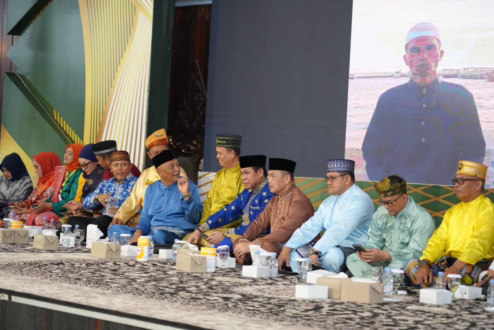 DUDUK BERSAMA: Gubernur Kalimantan Barat Ria Norsan duduk bersama tamu undangan dalam acara Tumpahan Salok Insanak Sambas Serantau yang diselenggarakan Persaudaraan Sambas Serantau (PASS)