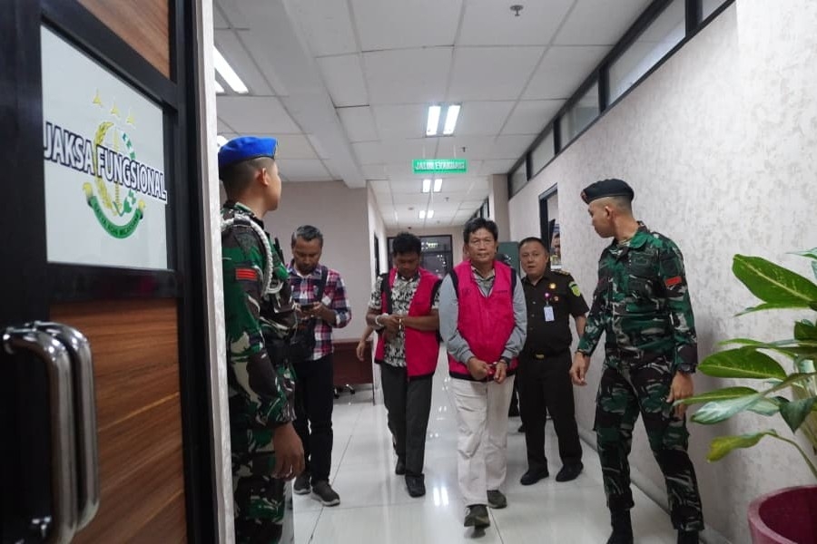 Kejati Kalbar tahan dua tersangka korupsi penggunaan dana hibah Pemerintah Daerah Kabupaten Sintang Ke Gereja Kalimantan Evangelis (GKE) Petra, Senin (8/9).
