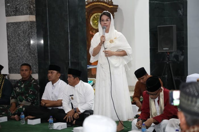 SIMBOL TOLERANSI: Wali Kota Tjhai Chui Mie menghadiri Peringatan Maulid Nabi Muhammad SAW 1447 Hijriah di Masjid Raya Kota Singkawang.