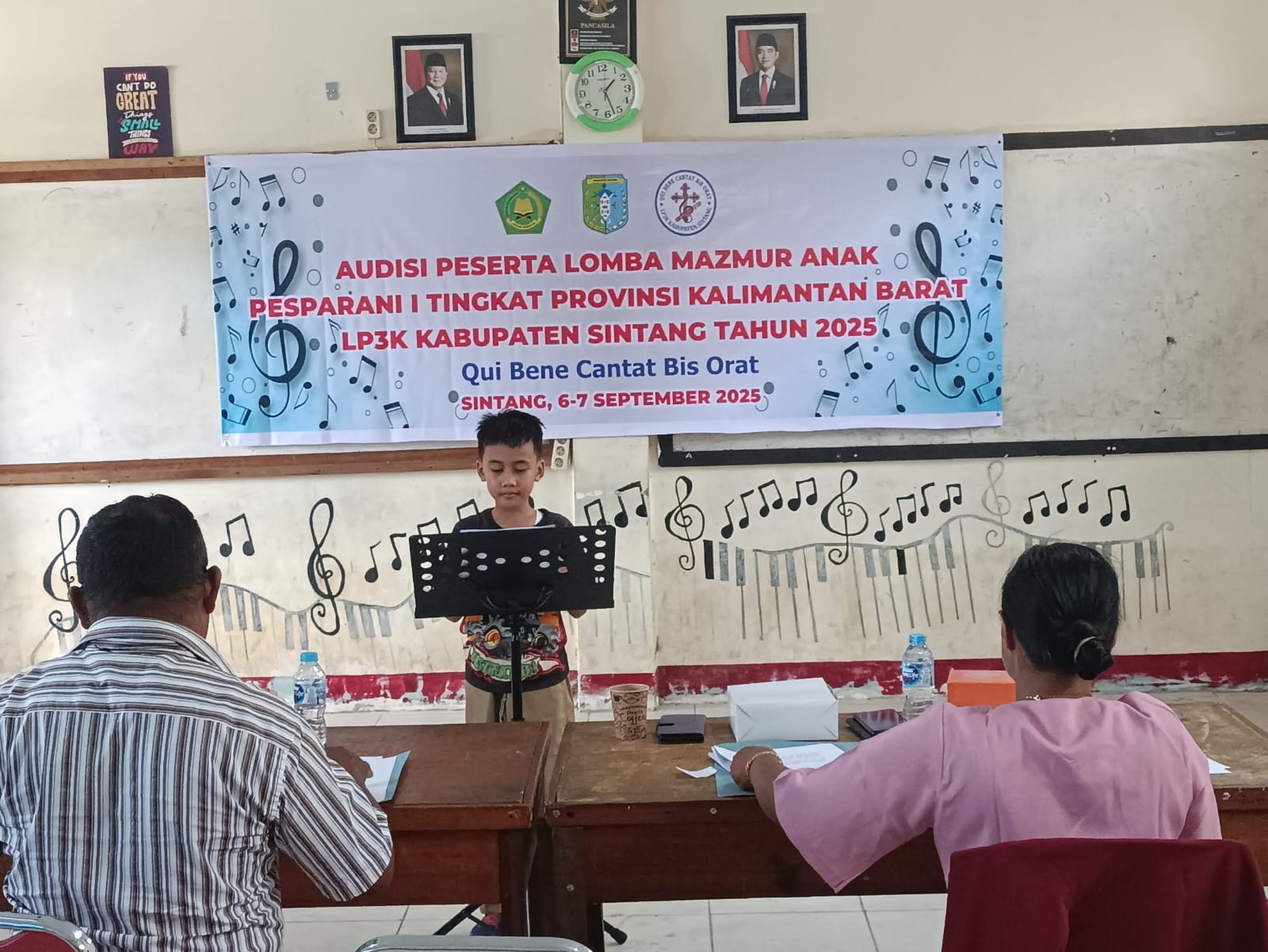 AUDISI: Peserta seleksi LP3K Sintang menjalani audisi untuk menentukan wakil terbaik menuju Pesparani I Kalbar, Minggu (7/9).