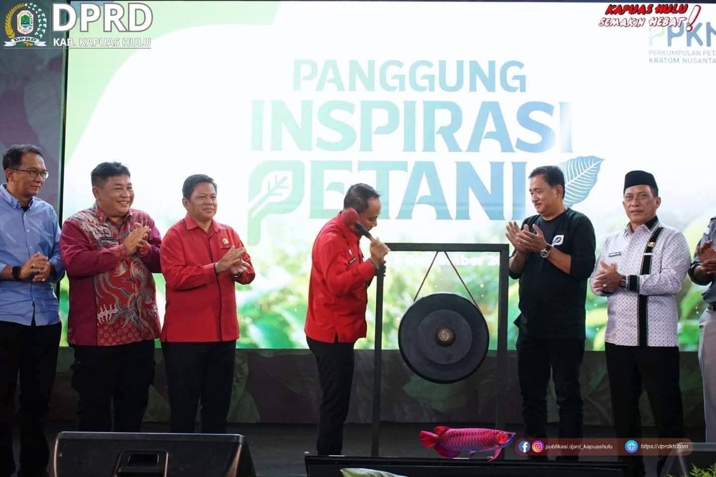 Wakil Gubernur Kalimantan Barat, Krisantus Kurniawan saat membuka kegiatan Panggung Inspirasi Petani yang digelar Perkumpulan Petani Kratom Nusantara (PPKN) di Gedung Indoor Volley Ball Putussibau,