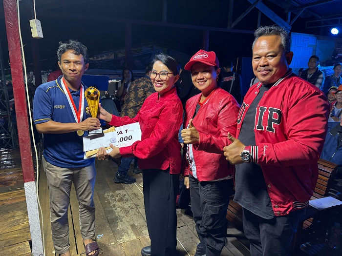 SERAHKAN TROFI: Bupati Landak Karolin Margret Natasa menyerahkan trofi kepada tim juara Open Turnamen Sepak Bola Pahauman Banteng Cup 2025.