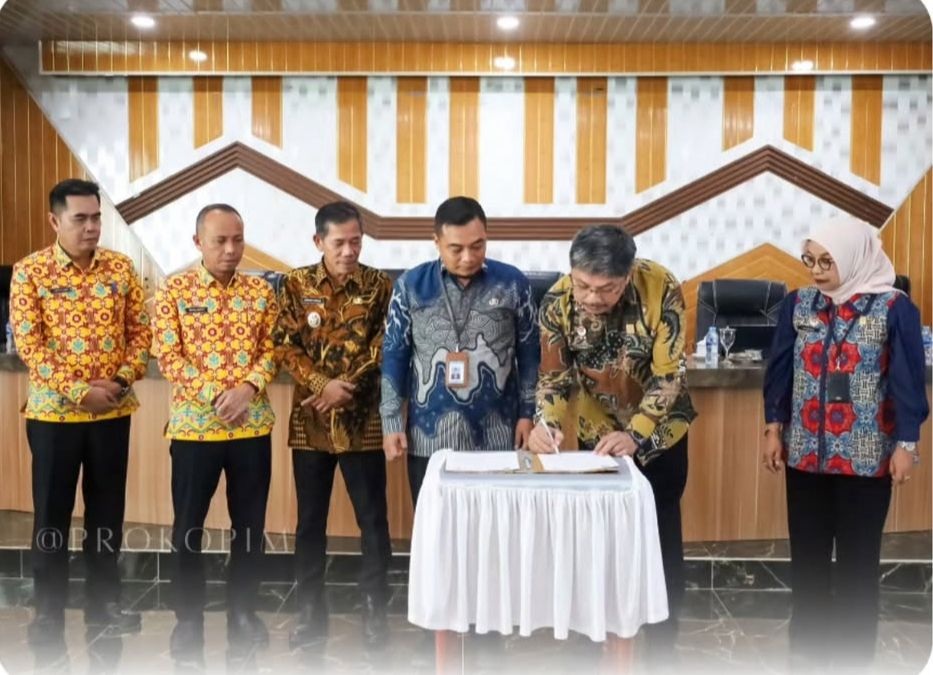 KERJA SAMA: Wakil Bupati Ketapang, Jamhuri Amir, menyaksikan penandatanganan MoU antara Kanwil Kemenkumham Kalbar dan Politeknik Negeri Ketapang, Kamis (4/9).