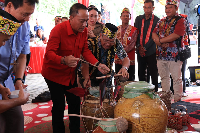 PROSESI ADAT: Wakil Gubernur Kalimantan Barat, Krisantus Kurniawan mengikuti prosesi pernikahan adat Dayak Pompakng pasangan Vitus dan Vanesha, anak dari Anggota DPR RI Paolus Hadi.