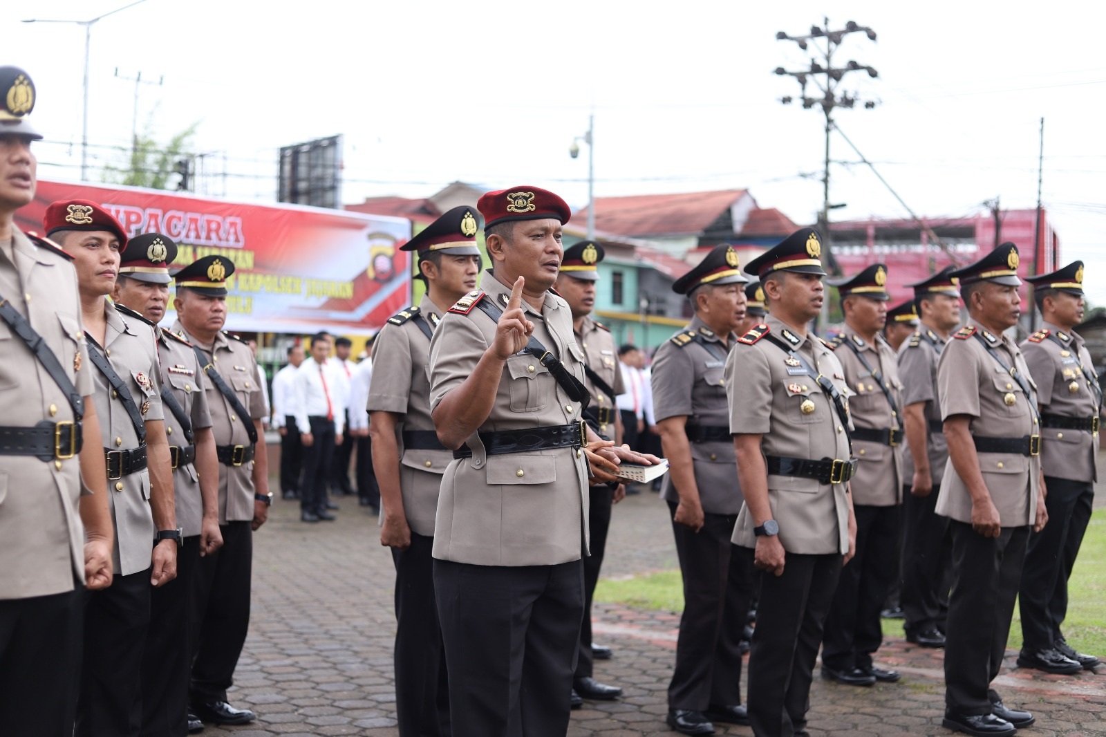 SERTIJAB: Kapolres Kapuas Hulu AKBP Roberto Aprianto Uda memimpin upacara Sertijab 20 pejabat utama Polres Kapuas Hulu di Putussibau.