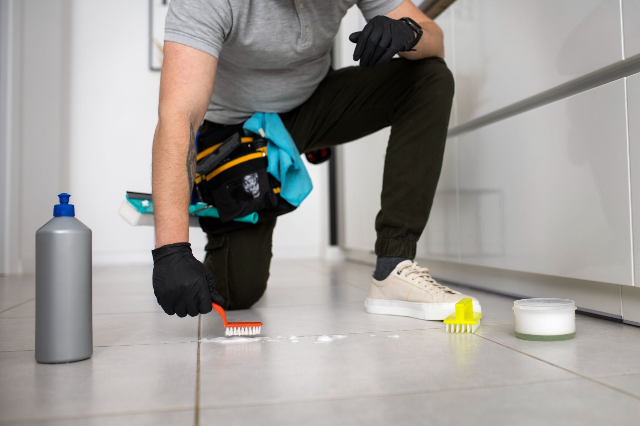 Cara membersihkan lumut di lantai dengan bahan dapur.