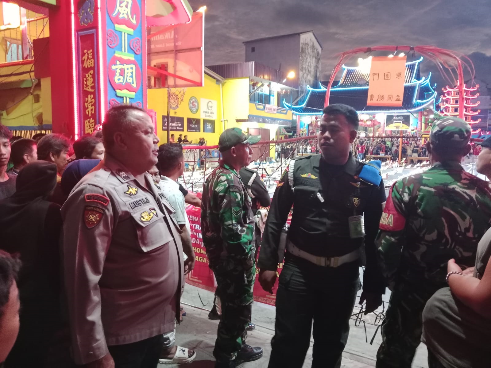 AMAN: Aparat mengamankan proses sembahyang rebut di kelenteng Tri Dharma Bhakti Sungai Pinyuh.