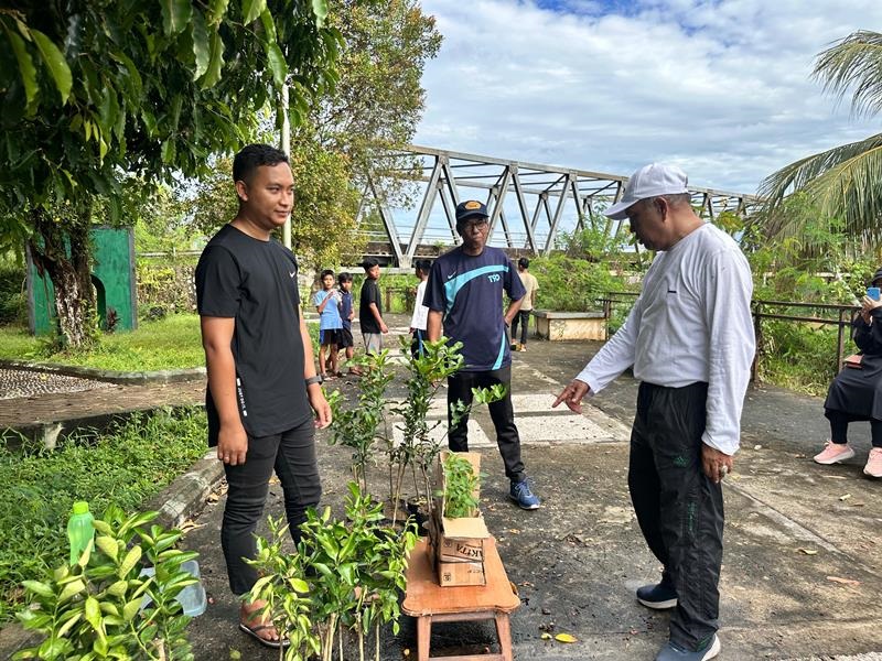 UMKM: Wabup Juli Suryadi saat berkeliling melihat lapak-lapak jualan UMKM.