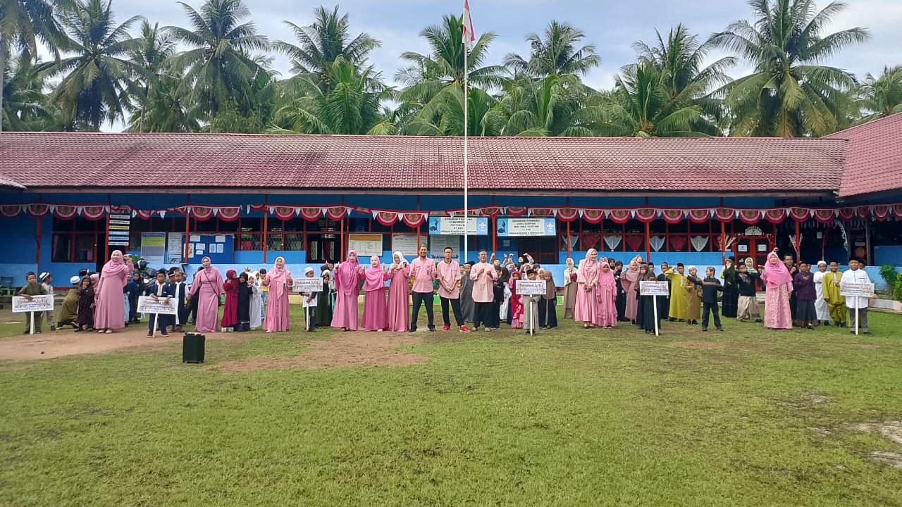 SISWA: Foto bersama siswa dan guru SDN 09 Mempawah Hilir saat merayakan Maulid Nabi Muhammad SAW.
