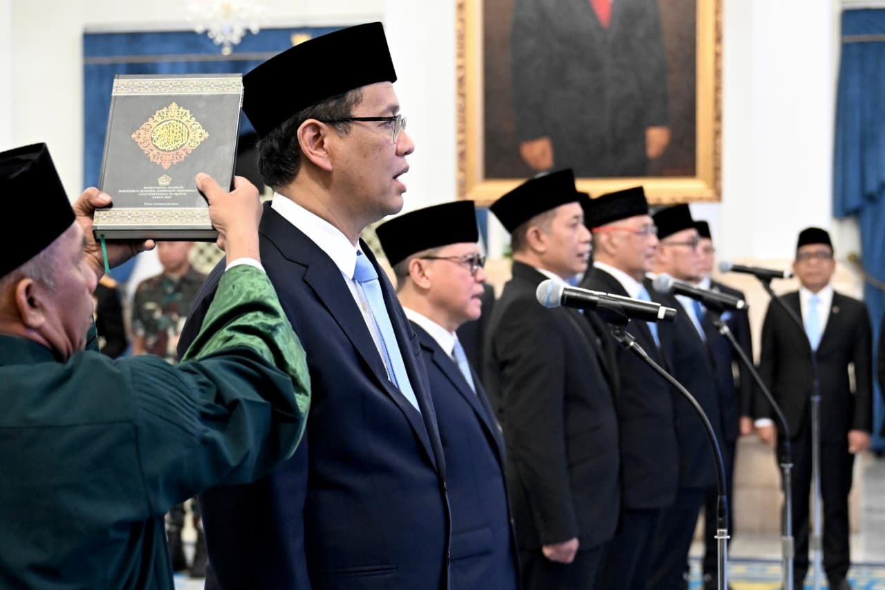 DILANTIK: Presiden Prabowo Subianto melantik lima menteri baru di Istana Negara, Senin (8/9).