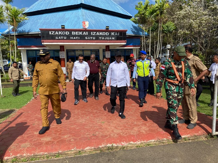 Gubernur Papua Selatan Apolo Safanpo tiba di Distrik Wanam, didampingi pejabat dan aparat keamanan, Senin (8/9/2025).