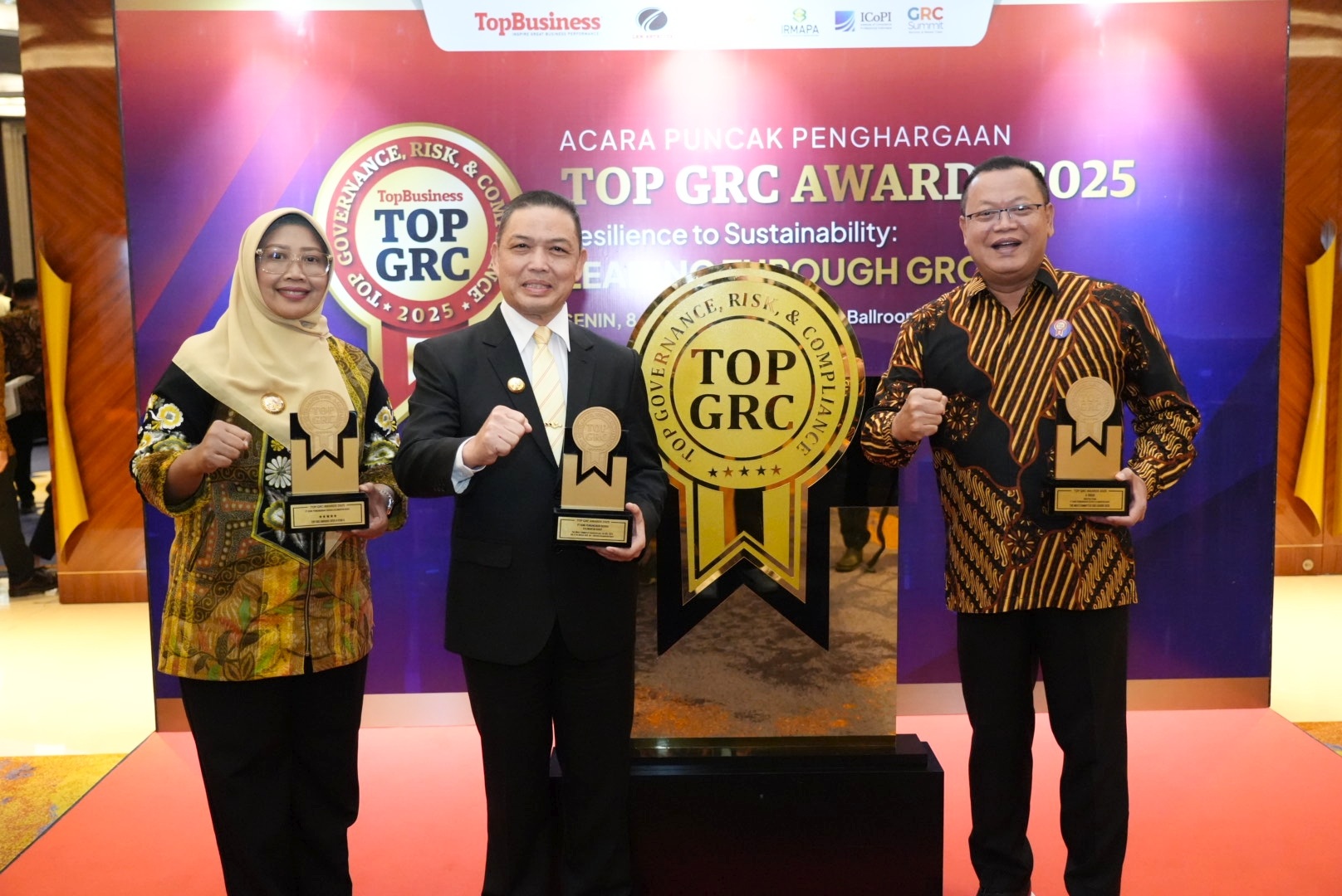 PENGHARGAAN: Gubernur Ria Norsan bersama Bupati Mempawah Erlina dan Direktur Utama Bank Kalbar, Rokidi saat menerima penghargaan di ajang Top GRC Award 2025 di Jakarta.