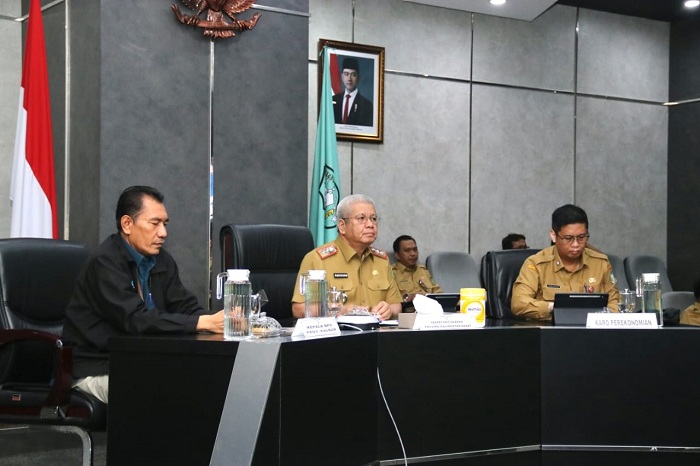 RAPAT : Sekda Kalbar Harisson saat mengikuti rapat koordinasi Pengendalian Inflasi Tahun 2025 di Ruang Data Analisis Kantor Gubernur Kalbar, Senin (8/9).