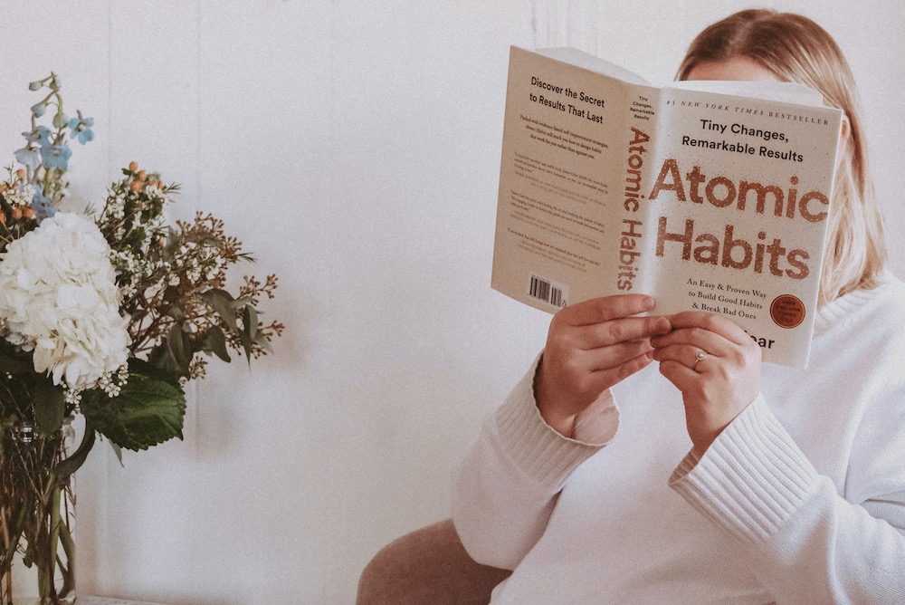 Terapkan pola hidup ala Buku Atomic Habits.