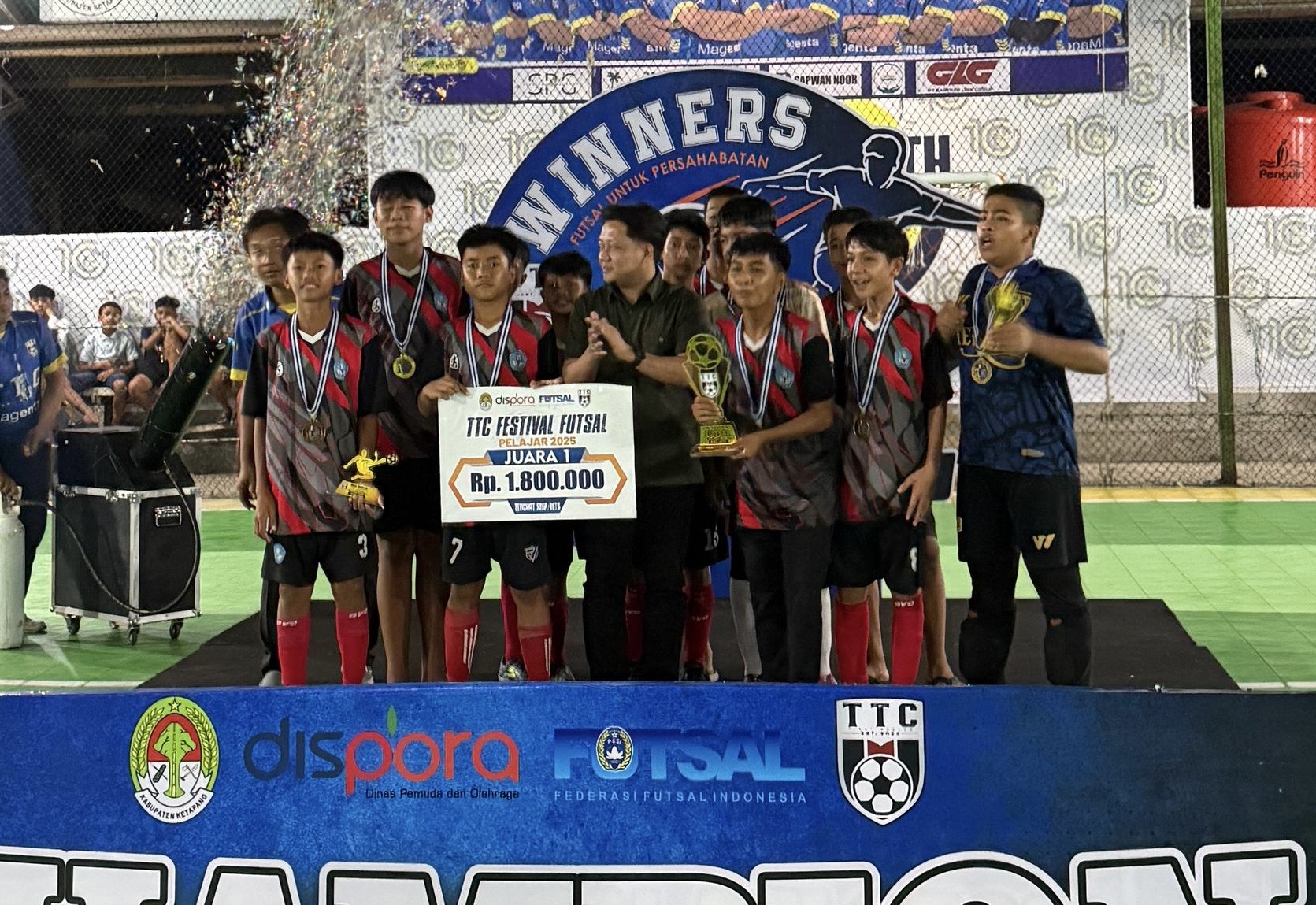 JUARA : Ketua KONI Ketapang, Theo Bernadhi, menyerahkan piala kepada juara I FFP TTC Cup 2025, Minggu (7/9) malam.